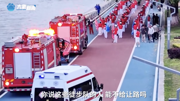 实盘配资网站论坛 暴走团群主回应阻碍消防救护车通行：车辆属于备勤状态，就一分钟，想让队员先过去